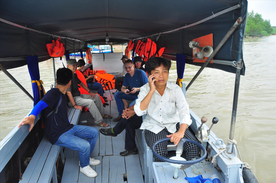 Bà Tô Hoàng Dịch Thủy đưa khách sang cồn   ẢNH: HÒA HỘI 