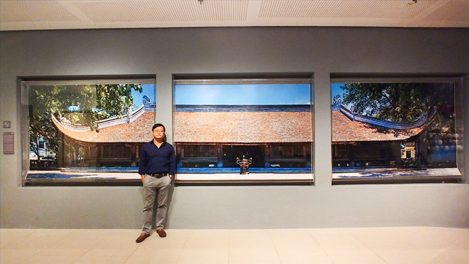 Nguyễn Thế Sơn trong không gian tác phẩm nghệ thuật đương đại dưới tầng hầm Nhà quốc hội Ảnh: NVCC