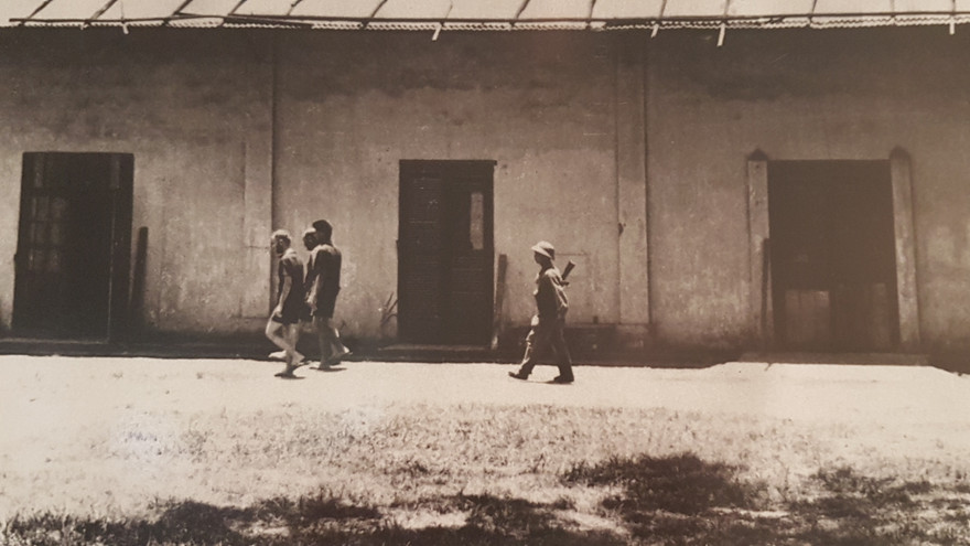 Áp tải phi công Mỹ trong trại giam mang tên ĐỒN ĐIỀN