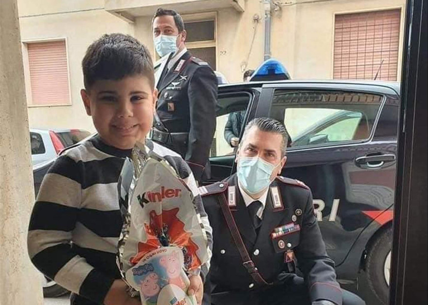 Cảnh sát ở Sicillia tặng quà là trứng Phục Sinh cho các bé ở nhà