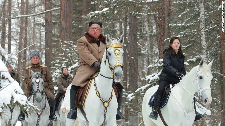 Tấm ảnh không đề ngày tháng của KCNA cho thấy ông Kim Jong-un, vợ ông, bà Ri Sol-ju (bên phải) và tướng Pak Jong-chon (đội mũ) cùng viếng thăm núi Paektu Ảnh: CNN/KCNA