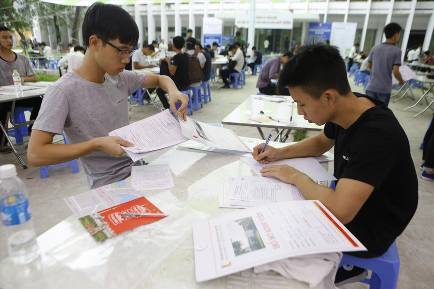 Sinh viên làm thủ tục nhập học năm 2018. Ảnh: Như Ý