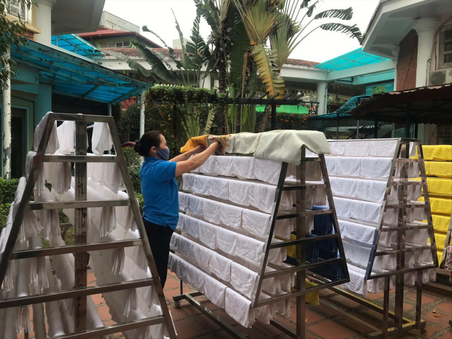 Chiều 24/2, giáo viên Trường mầm non Thực hành Linh Đàm dọn vệ sinh, hấp sấy toàn bộ khăn chuẩn bị đón trẻ quay lại trường học