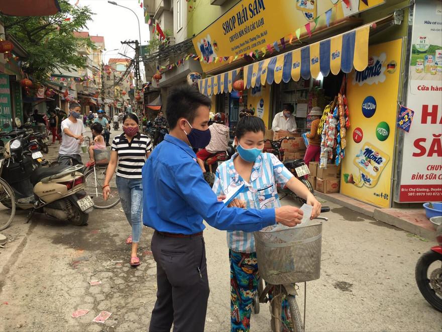 Trưởng thôn Phúc Am Phùng Quyết Thắng tặng khẩu trang, phát tờ rơi tuyên truyền phòng chống dịch COVID -19Ảnh: NVCC