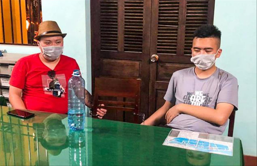 Hai trong số 21 người Trung Quốc nhập cảnh trái phép tại cơ quan công an Ảnh: PV 