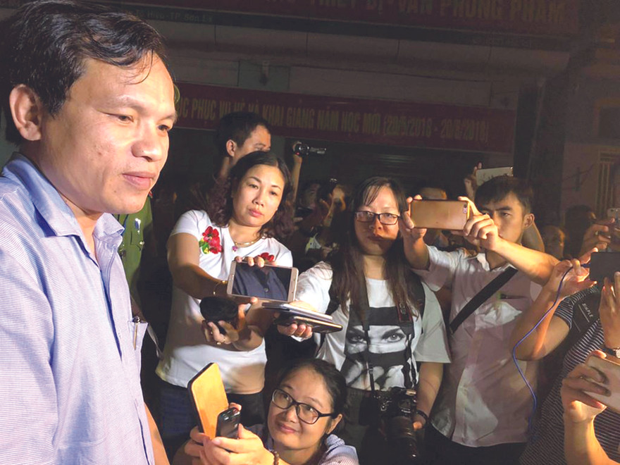 Cuộc họp báo lúc nửa đêm của ông Mai Văn Trinh và các phóng viên