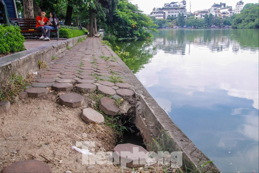 Kè hồ Hoàn Kiếm sạt lở gây mất mỹ quan và an toàn cho người dân 