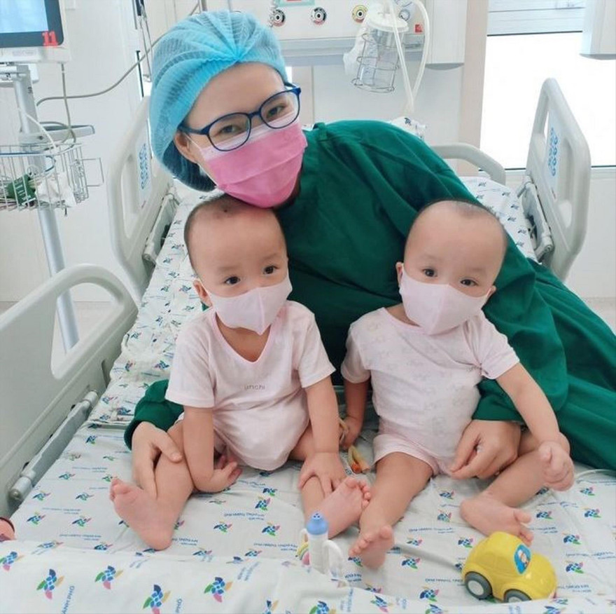 Trúc Nhi - Diệu Nhi đã được về chung giường, biểu cảm đáng yêu khiến nhiều người “rụng tim” ảnh: BVCC 