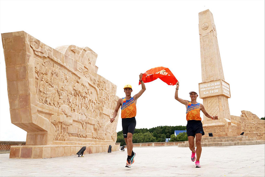 Phạm Tiến Sản (bên trái) trong hành trình chạy xuyên Việt gây quỹ vì nụ cười trẻ thơ Ảnh: NVCC 