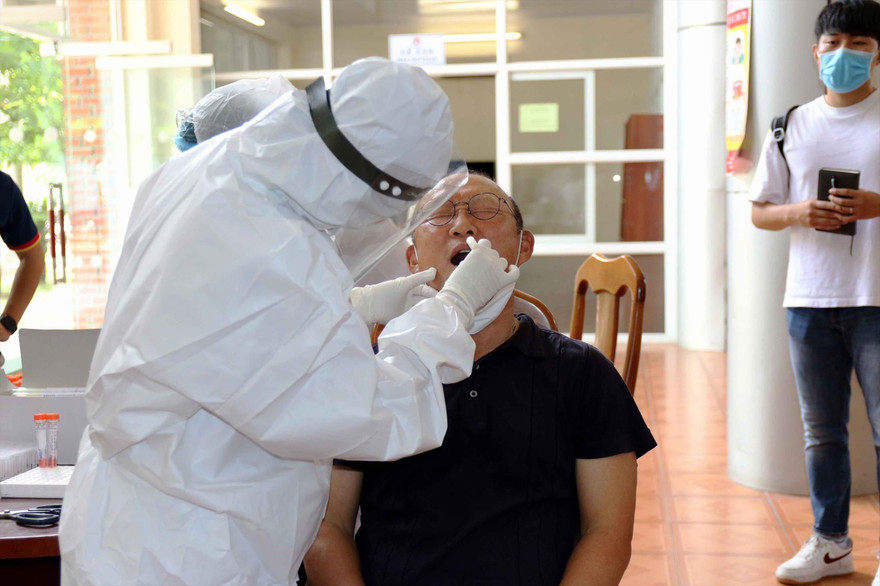 HLV Park Hang Seo lấy mẫu xét nghiệm COVID-19 khi tập trung cùng ĐT U22 QG ảnh: ĐOÀN NHẬT 