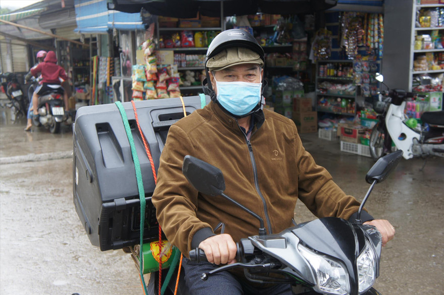 Hàng ngày hình ảnh ông Vàng Lộc đi tuyên truyền phòng chống dịch đã trở nên quen thuộc của người dân