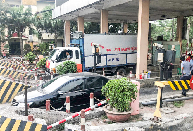 Thay vì chắn ngang để thu phí hiện các thanh barie bị gác lên trụ bê tông để xe tự do qua lại