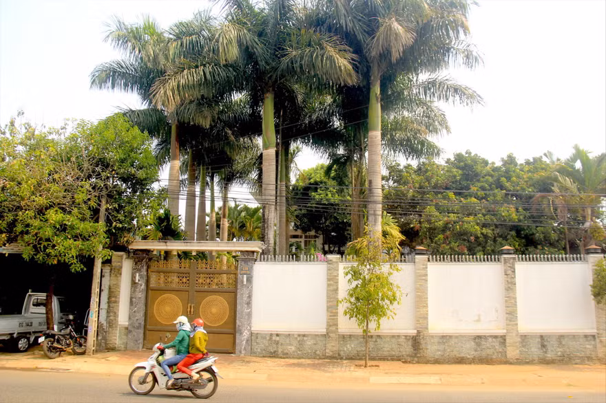 Bên ngoài biệt thự xa hoa của ông Đỗ Văn Sang (ảnh lớn); Ông Đỗ Văn Sang được giao phối hợp để giải quyết những tồn đọng khi còn giữ chức Giám đốc Công ty 75 