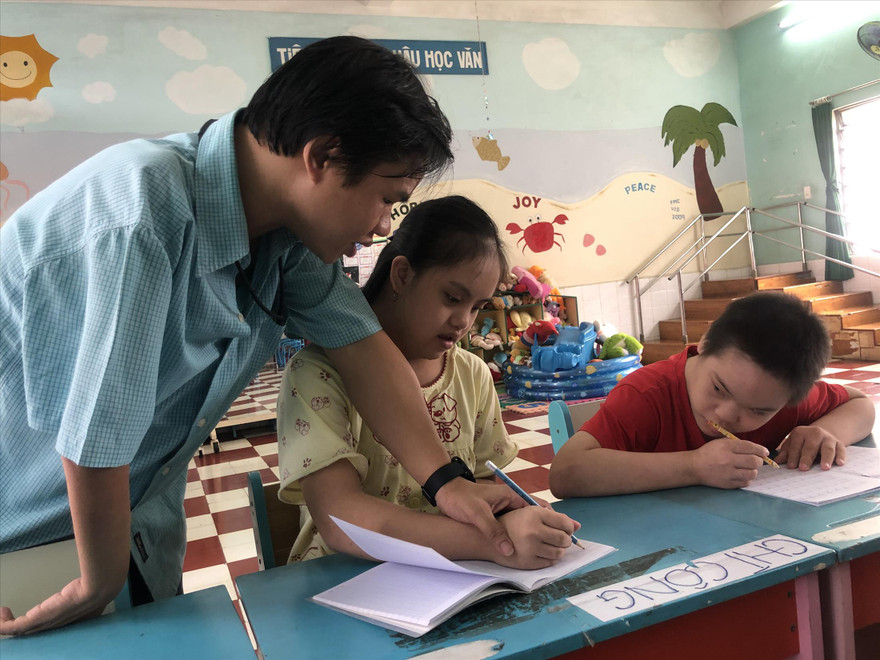 Anh Huỳnh Thiên Lý dạy chữ cho các em khuyết tật