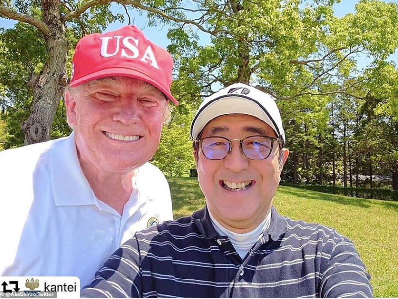 Bức ảnh selfie của Thủ tướng Nhật Bản Shinzo Abe với Tổng thống Mỹ Donald Trump được đăng lên Twitter 