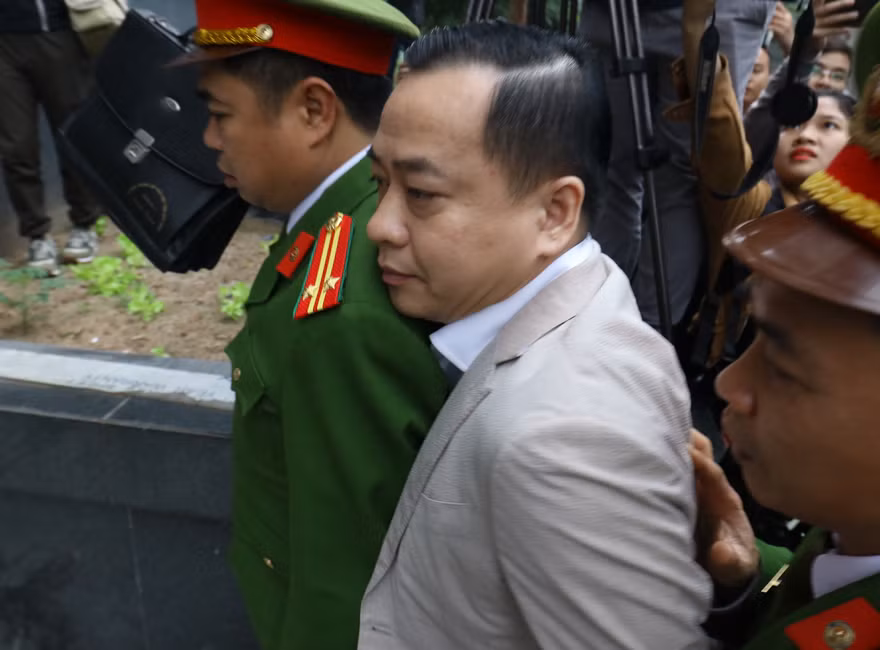 Bị cáo Phan Văn Anh Vũ ( Vũ “nhôm”) được đưa tới tòa Ảnh: Như Ý