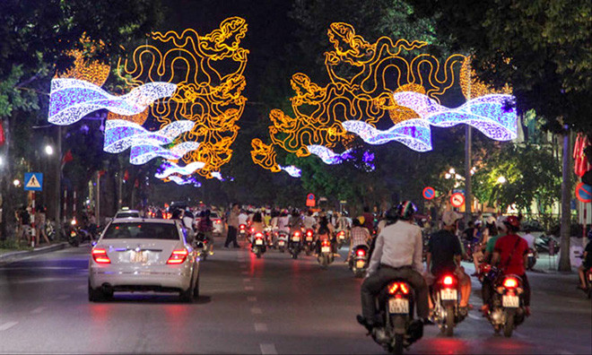 Trang trí ánh sáng Tết Nguyên đán 2019 đã được giảm tải sự lòe loẹt, không sử dụng cổng chào sặc sỡ