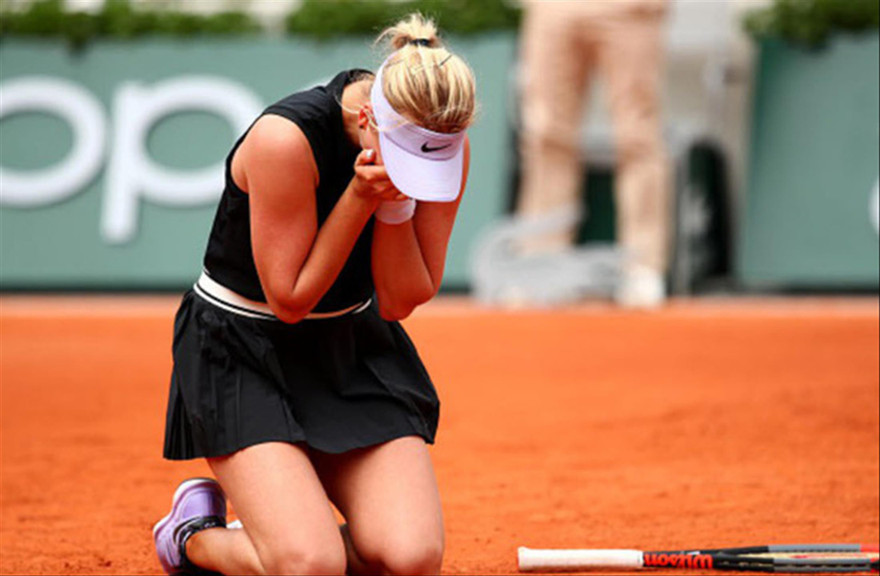 Potapova vỡ òa sau khi quật ngã Kerber  