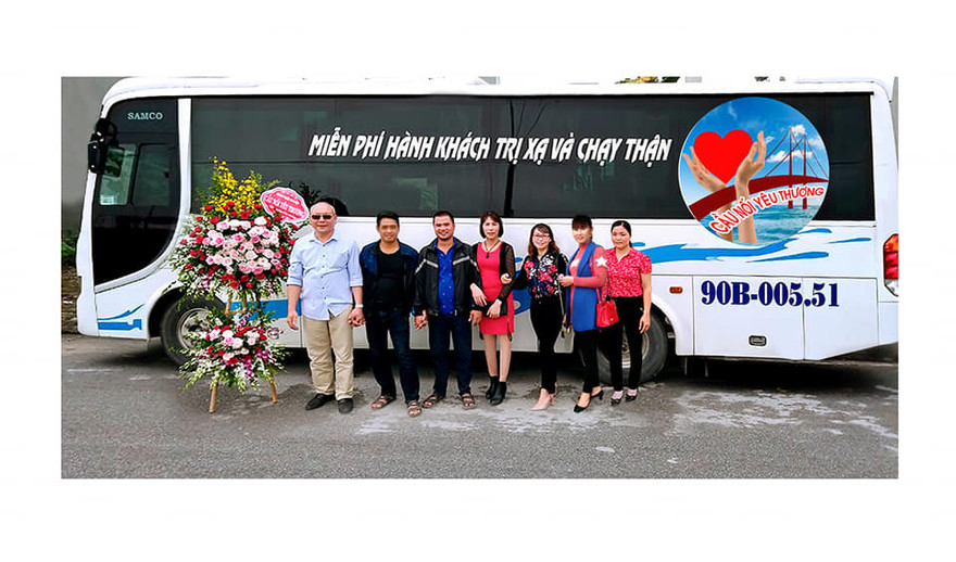 Tài xế Đỗ Minh Tiến (ngoài cùng bên trái) cùng thành viên nhóm thiện nguyện “Cầu nối yêu thương” Ảnh:NVCC 