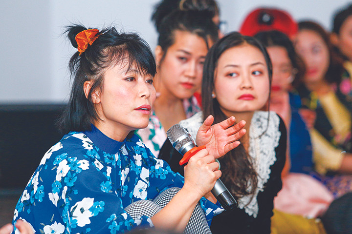 Nghệ sĩ Moi Trần trò chuyện trong workshop về “Hiệu ứng Bolero” ảnh: Miên Trần