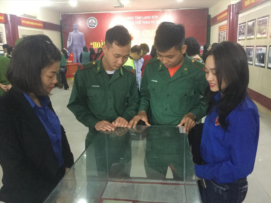 Tuổi trẻ Lạng Sơn tìm hiểu sự nghiệp cách mạng Hoàng Văn Thụ. Ảnh: Duy Chiến