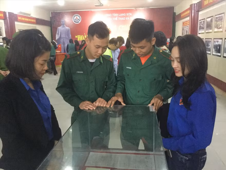 Tuổi trẻ Lạng Sơn tìm hiểu sự nghiệp cách mạng Hoàng Văn Thụ. Ảnh: Duy Chiến