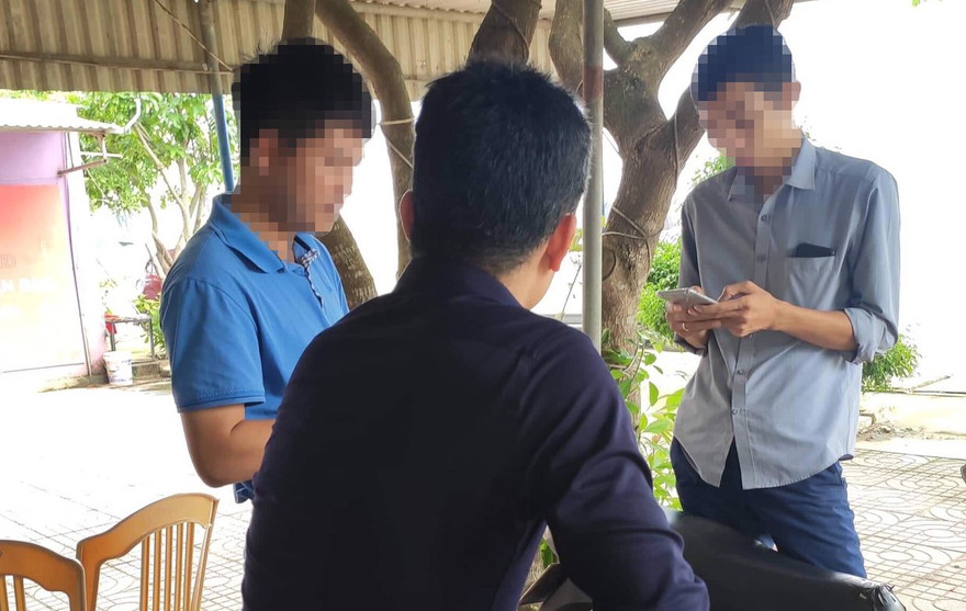 Anh Trương Mạnh Quân (áo đen) kể về cuộc vượt thoát từ Anh trở về 