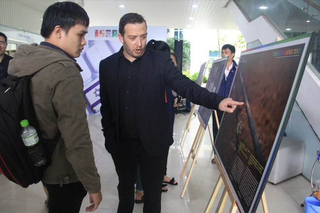 Phó Đại sứ Doron Lebovich giới thiệu về hệ thống tưới nhỏ giọt của đất nước ông với bạn trẻ Đà Nẵng Ảnh: Thanh Trần