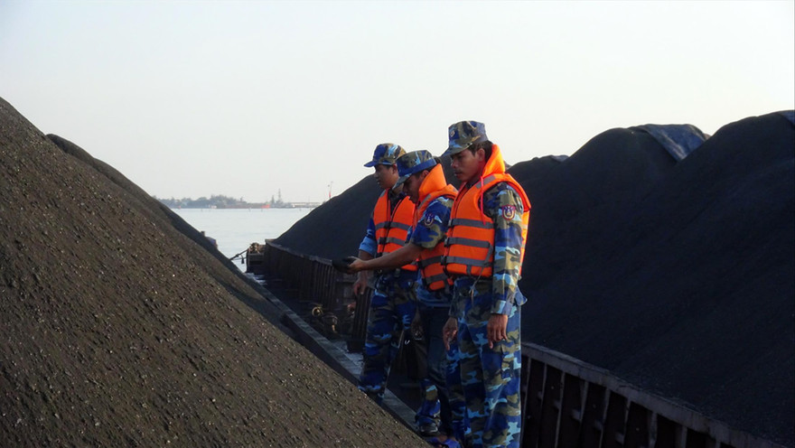 Lực lượng Cảnh sát biển bắt giữ sà lan chở than không có hóa đơn, chứng từ 