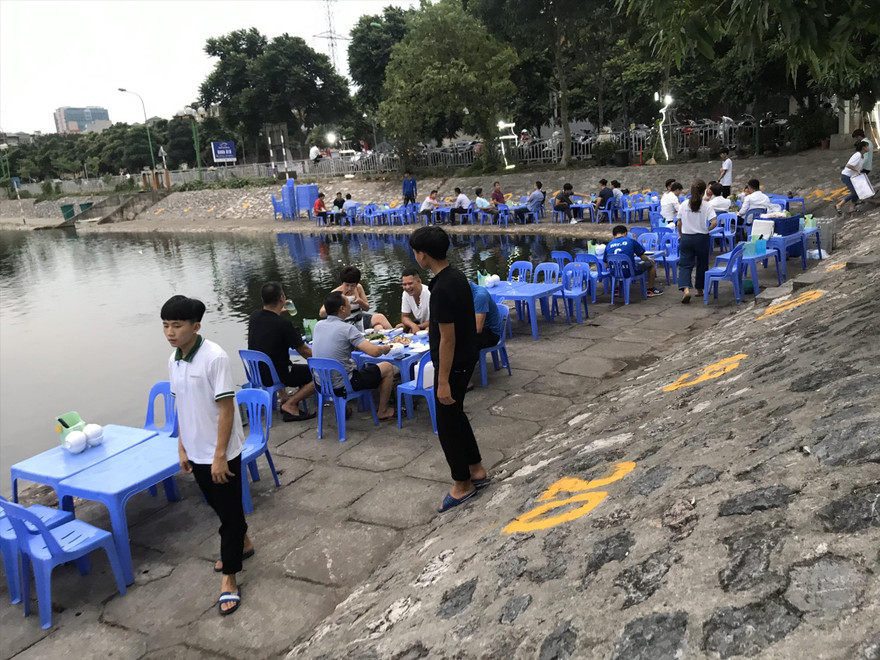 Quán bia lấn xuống lòng hồ Rùa (Phương Liệt, Thanh Xuân) ngày 20/7