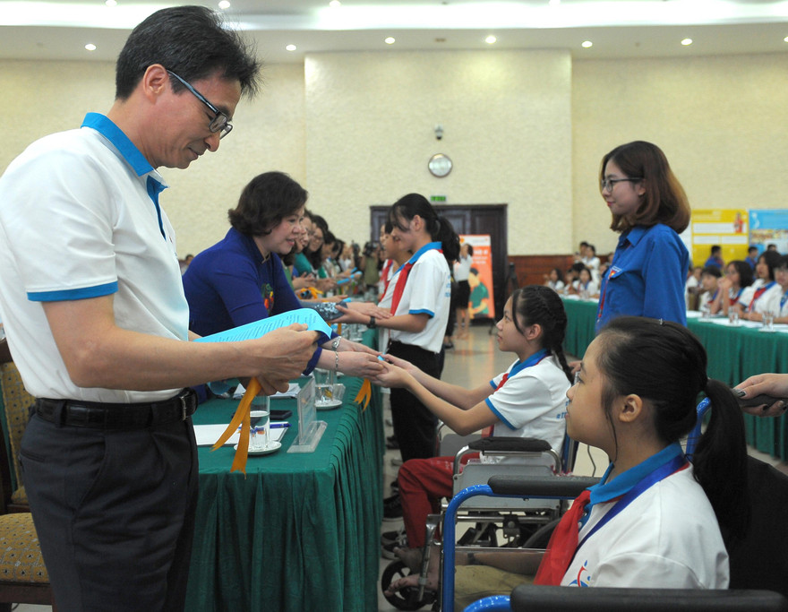 Phó Thủ tướng Vũ Đức Đam nhận thông điệp từ Diễn đàn Trẻ em quốc gia 2019 Ảnh: XUÂN TÙNG 