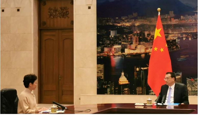 Bà Lâm Trịnh Nguyệt Nga trong cuộc gặp Thủ tướng Lý Khắc Cường Ảnh: SCMP