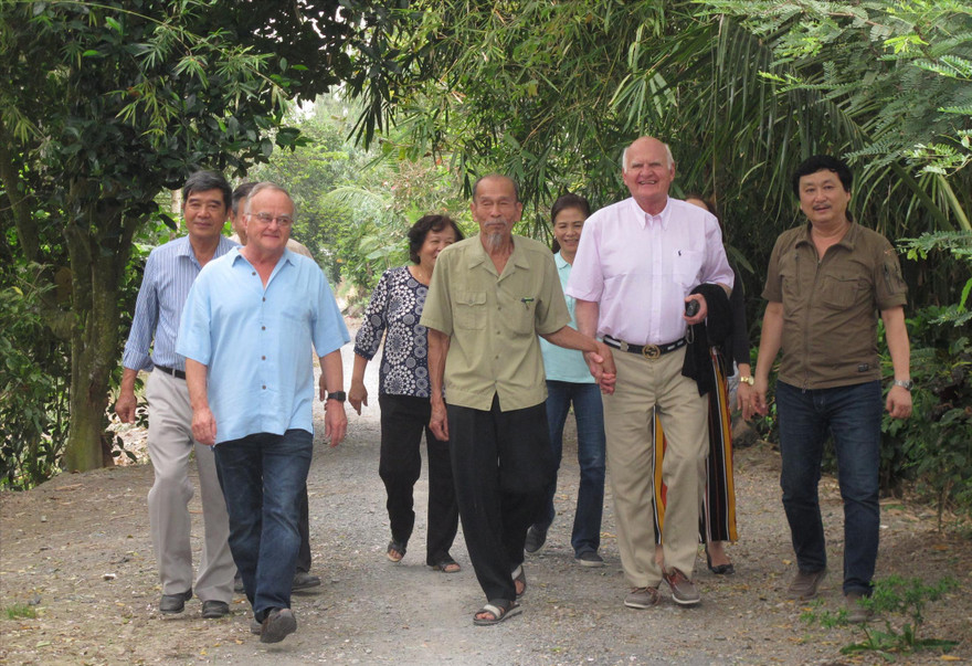 Ông Nguyễn Văn Bảy nắm tay cựu phi công Mỹ Marshall L.Michel III tại cuộc gặp hồi tháng 1/2018