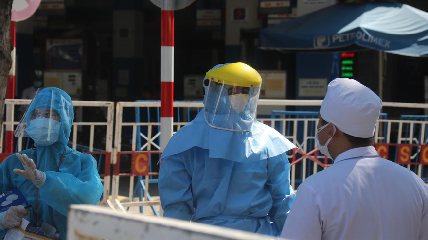 Y bác sĩ và nhân viên y tế Bệnh viện C (Đà Nẵng) tự tin quyết thắng COVID-19 Ảnh: P.Như