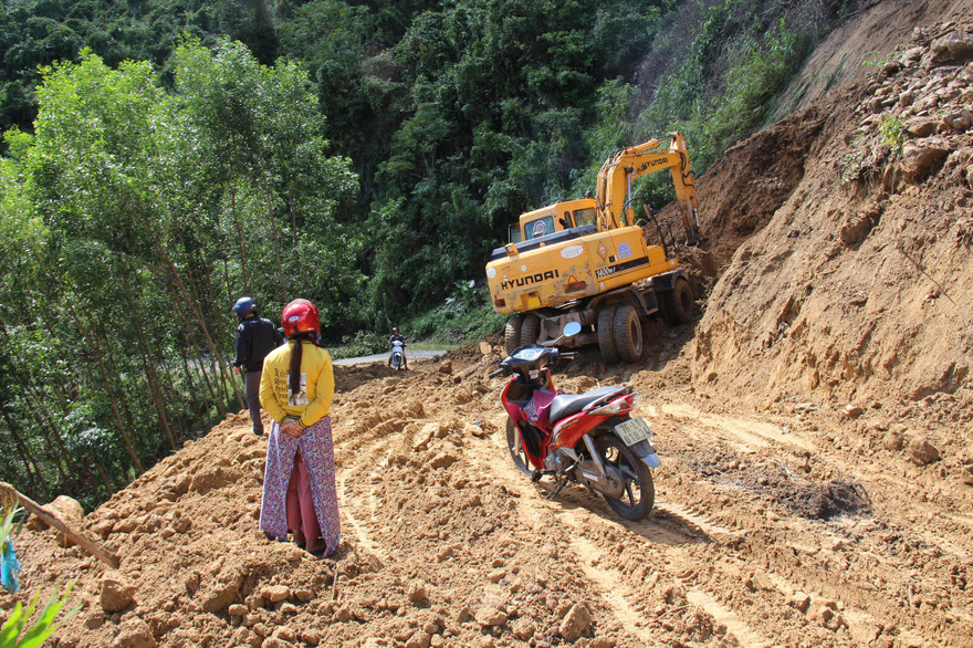 Để rút được tiền lương trong thẻ, cán bộ viên chức, nhân viên ở huyện miền núi Sơn Tây nhiều khi phải vượt qua những con đường thế này Ảnh: Nguyễn Ngọc 
