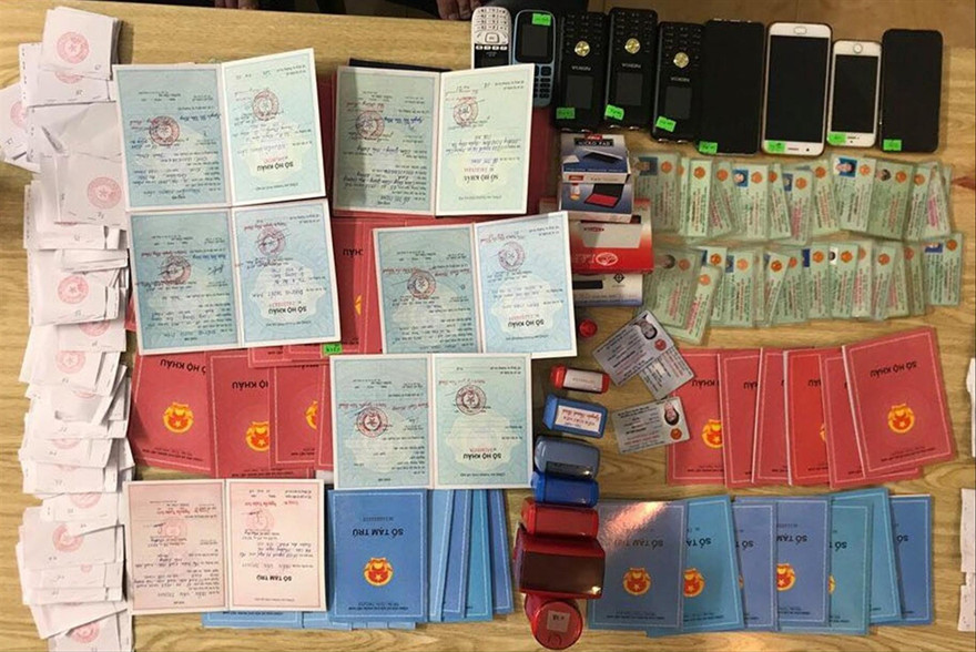 Sổ hộ khẩu, sổ tạm trú giả được cảnh sát thu giữ