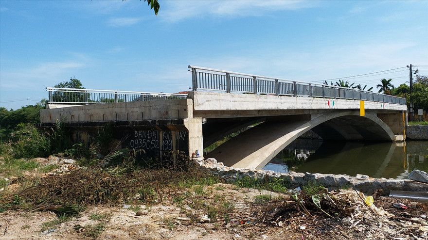 Cây cầu 32 tỷ đồng không thể đưa vào sử dụng do thiếu đường dẫn hai đầu 