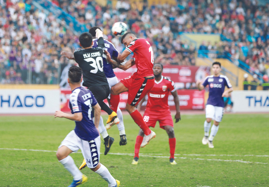 Pha tranh chấp bóng trên không trong trận tranh Siêu cúp 2018 giữa hai đội CLB Hà Nội và CLB Becamex Bình Dương 