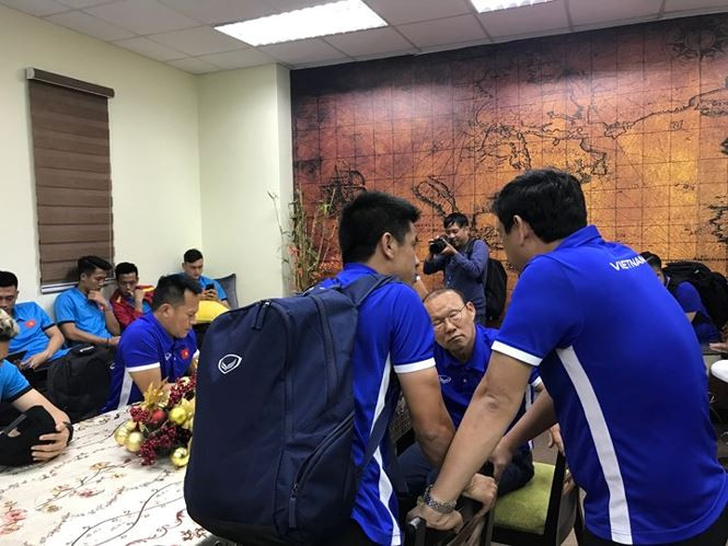 HLV Park Hang Seo và các học trò mệt mỏi chờ đợi làm thủ tục nhập cảnh tại sân bay Bacolod Ảnh: V.P