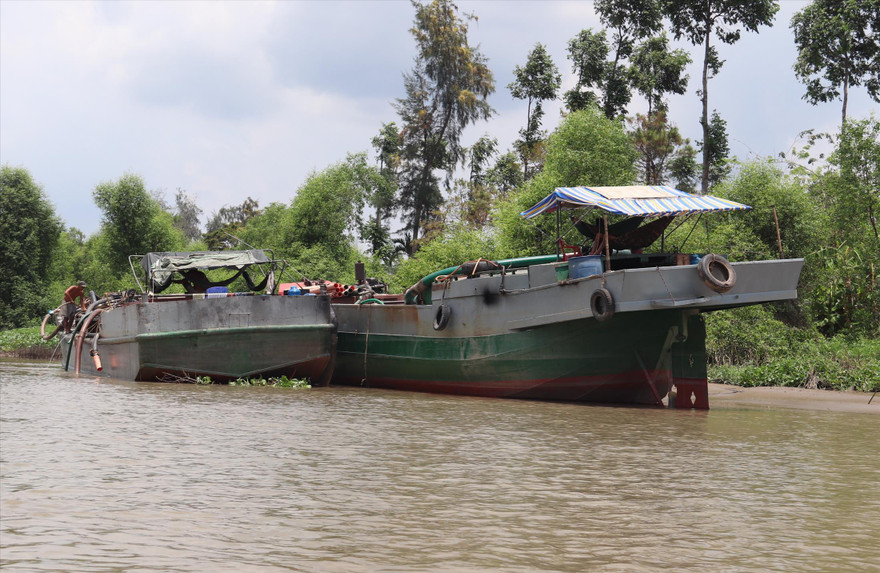 Phương tiện khai thác trái phép trên sông Hậu bị lực lượng chức năng bắt quả tang