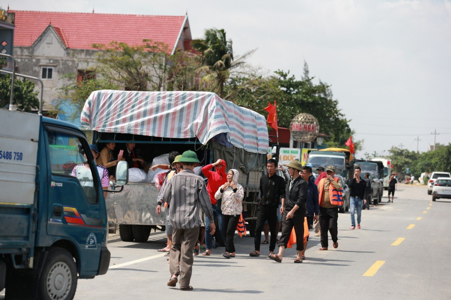 Những đoàn xe rồng rắn vận chuyển hàng cứu trợ vào vùng lũ Ảnh: Minh Đức 