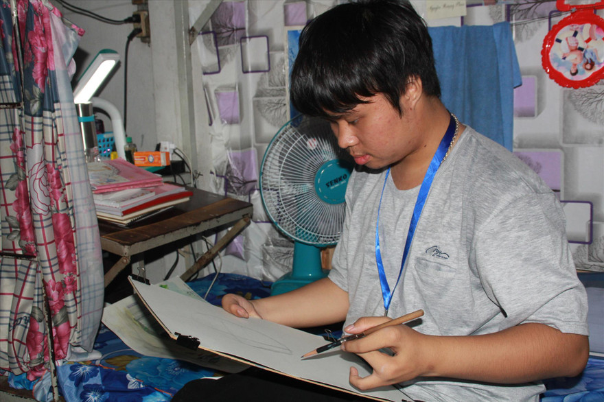 Nguyễn Hoàng Phúc vẫn đang vượt qua mọi trở ngại của bản thân để có kết quả học tập tốt Ảnh: NGÔ TÙNG 