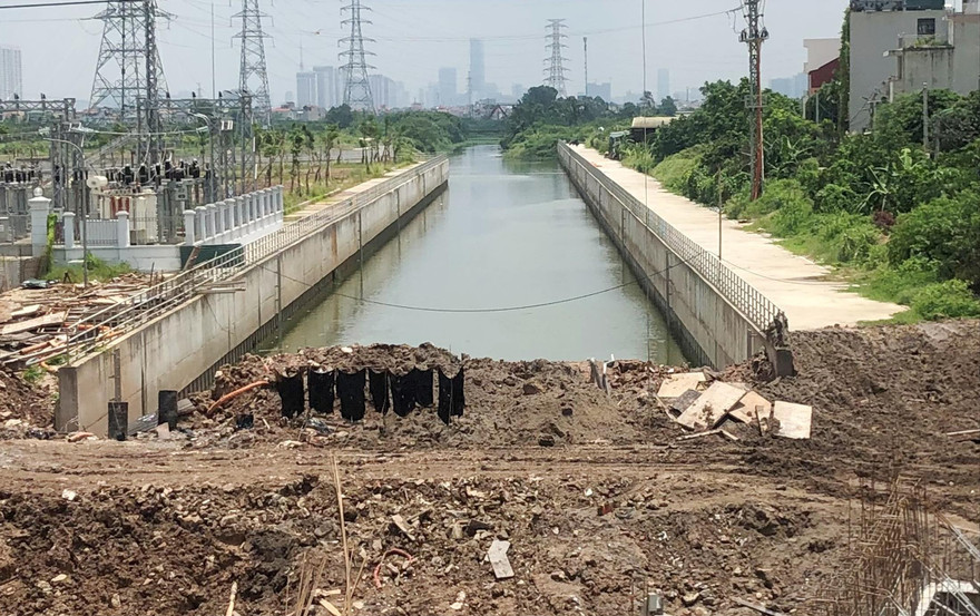 Mương dẫn nước trạm bơm Yên Nghĩa, một công trình đầu tư công đang bị chậm tiến độ do vướng cơ chế GPMB Ảnh: T.Đảng 