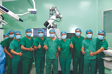 Cả ê kíp phẫu thuật vui mừng sau khi ca mổ đầu tiên bằng robot Modus V Synaptive thành công. Ảnh: Bệnh viện Nhân dân 115 