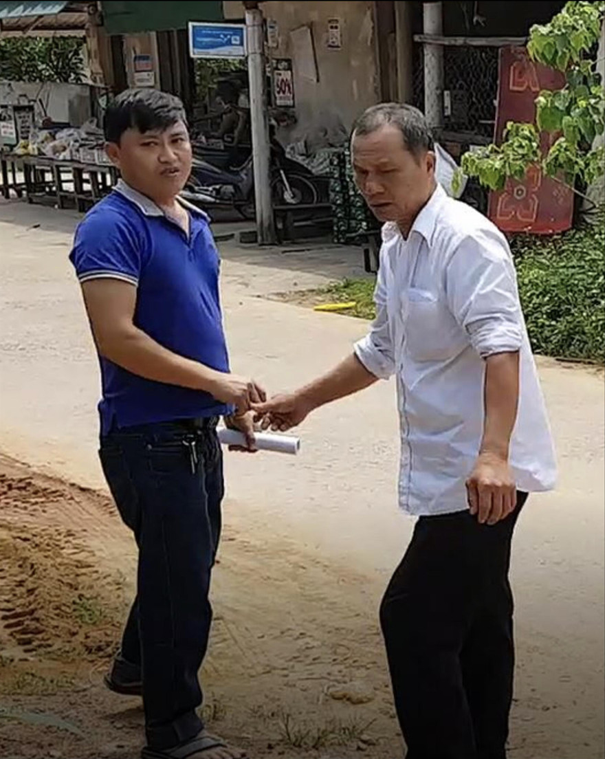 Mai Xuân Hiển được cho là đã xông vào nhà nhân chứng, kéo ông Dũng (nạn nhân bị lừa tiền) ra ngoài, xin đừng cung cấp thông tin gì cho Báo Tiền Phong 