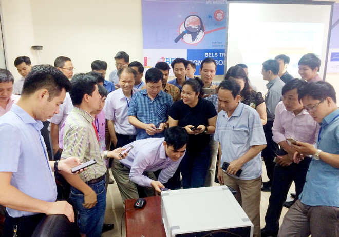 Các học viên đang thực hành với thiết bị mô phỏng tín hiệu GNSS NAVISIM do NAVIS chế tạo