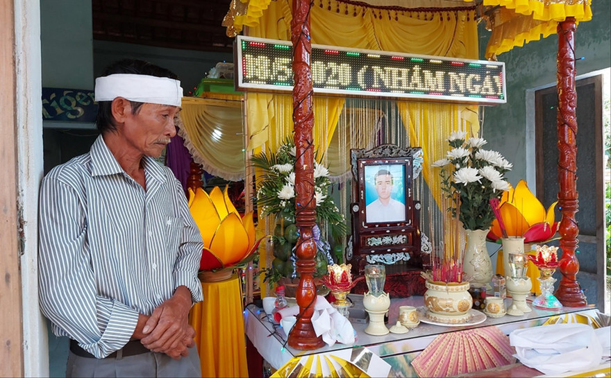 Ông Trần văn Ba thẫn thờ trước sự ra đi của con trai