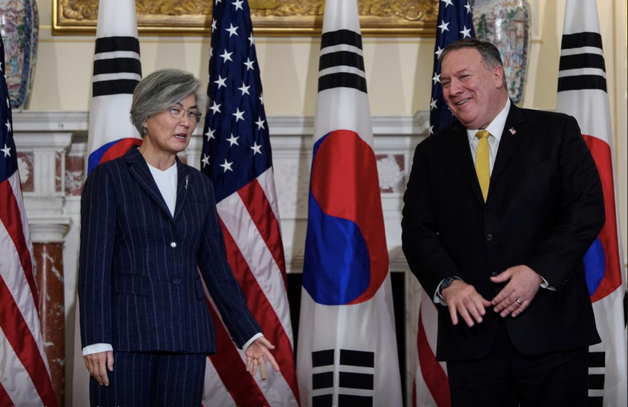 Bà Kang Kyung-wha trong cuộc gặp ông Pompeo ngày 9/11ảnh: Reuters
