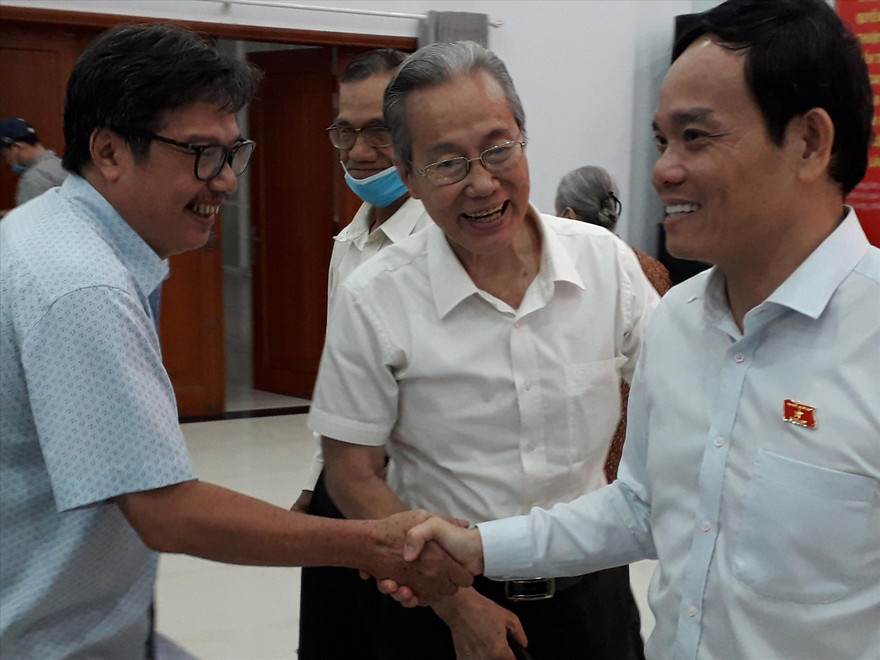 Phó Bí thư Thành ủy Trần Lưu Quang (phải) tiếp xúc cử tri chiều 20/11