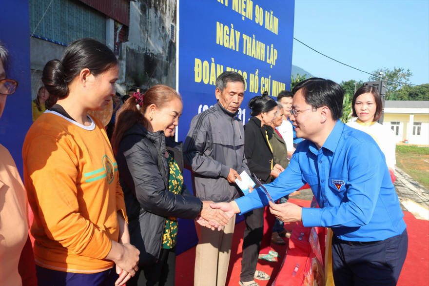 Anh Nguyễn Anh Tuấn, Bí thư thứ nhất T.Ư Đoàn, Chủ tịch T.Ư Hội LHTN Việt Nam tặng quà cho hộ dân có hoàn cảnh khó khăn huyện Thường Xuân, Thanh Hóa ẢNH: ĐỨC VĂN 